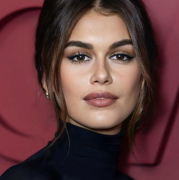 Kaia Gerber con tendencia de maquillaje de espuma moca para 2025