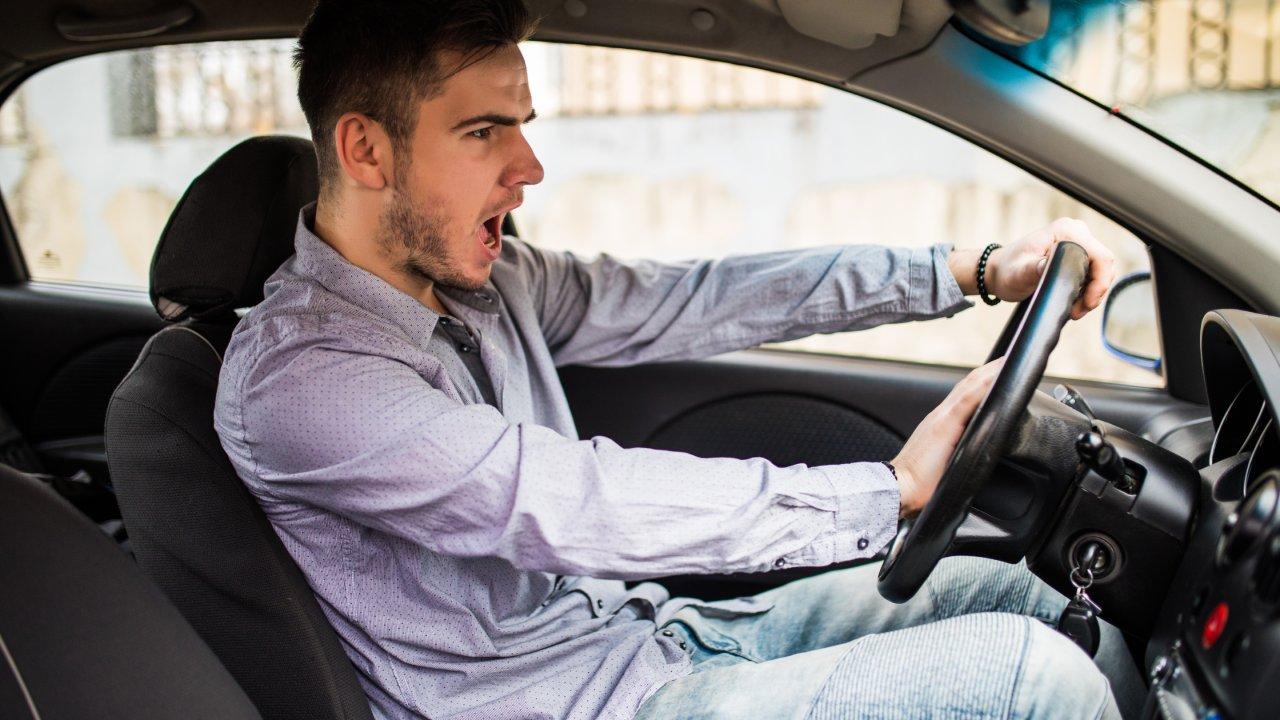 la agresividad al volante aumenta el riesgo de accidentes y así es cómo la DGT quiere combatirla