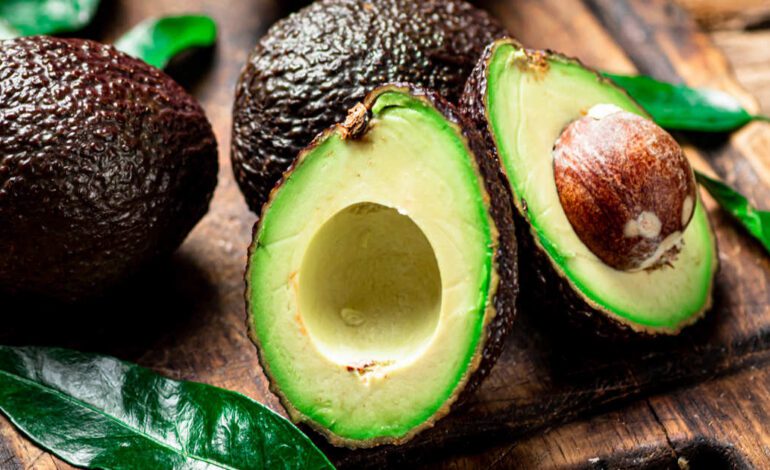 Esta es la mejor manera de madurar rápido un aguacate según expertos cultivadores