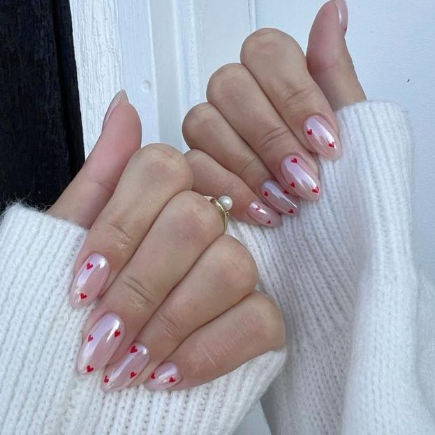 Uñas de perlas con corazones