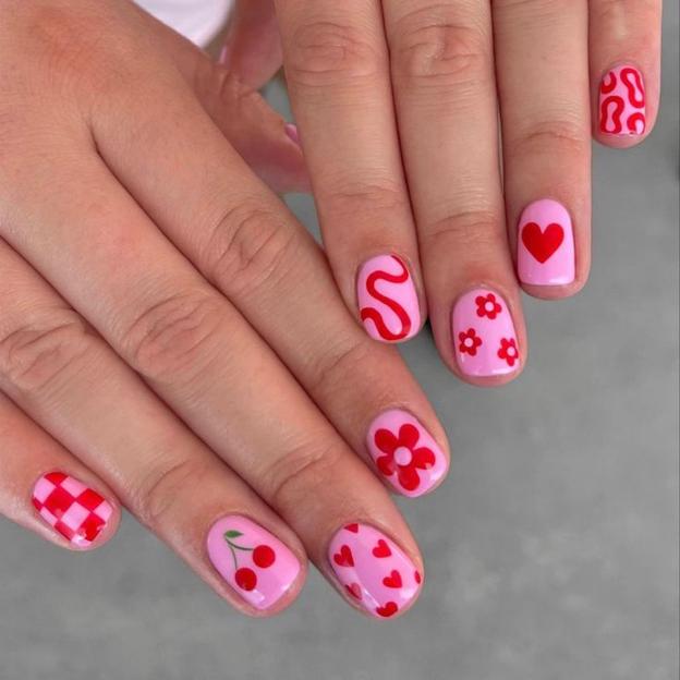 Manicura de matchch en rosa y rojo con dibujos