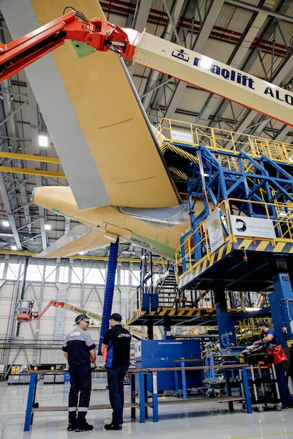 Asamblea de la cola de un avión en la fábrica de Airbus en Getafe (Comunidad de Madrid).