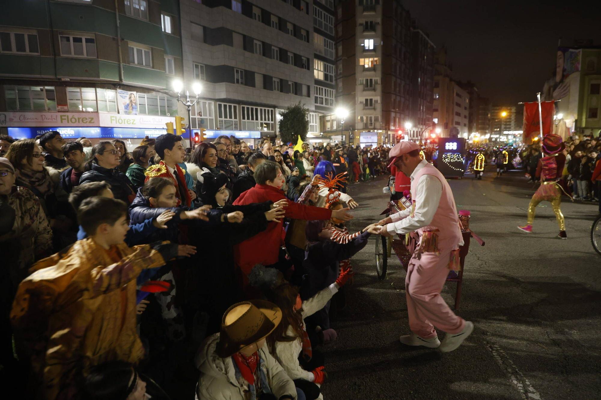 Así fue el multitudinario y espectacular desfile de Antroxu en Gijón (en imágenes)