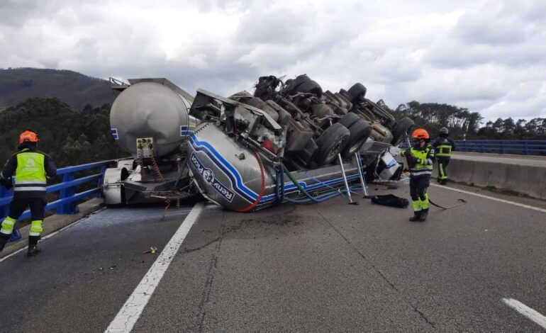 ACCIDENTE AUTOVÍA DEL CANTÁBRICO | Normalizada la circulación en la Autovía del Cantábrico tras el accidente que dejó herido grave a un camionero en Navia