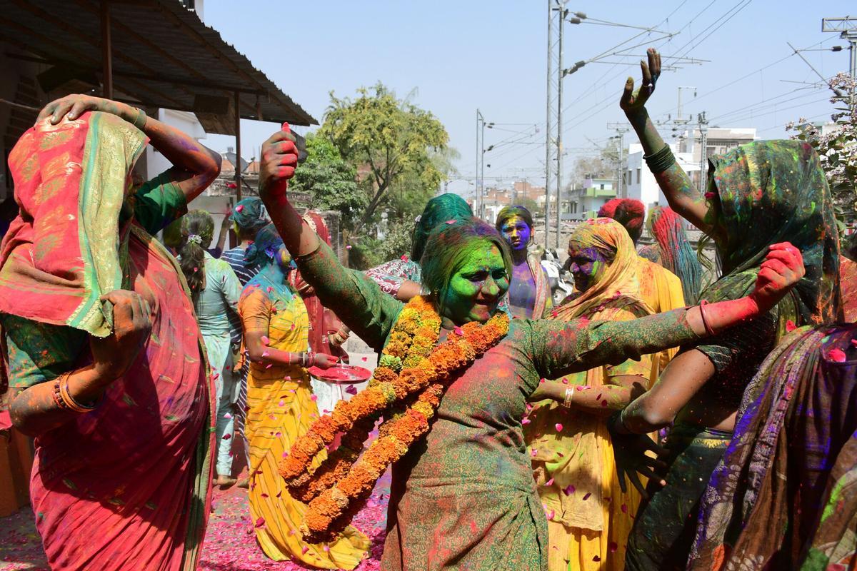 13 March 2025, India, Prayagraj: Women with flowers and herbal Gulal take part in Phulon Ki Holi celebrations. Photo: Prabhat Kumar Verma/ZUMA Press Wire/dpa Prabhat Kumar Verma/ZUMA Press W / DPA 13/03/2025 ONLY FOR USE IN SPAIN. Prabhat Kumar Verma/ZUMA Press W / DPA;Arts, Culture and Entertainment;customs and traditions;culture;Holi Festival celebration in India;