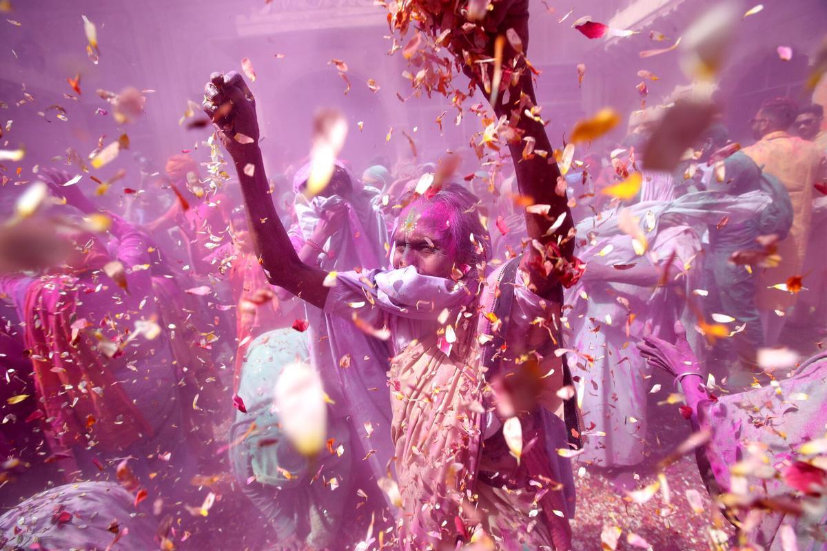 -FOTODELDÍA- EPA7195. VRINDAVAN (INDIA), 12/03/2025.- Una viuda india lanza pétalos mientras participa en las festividades de Holi este miércoles, en Vrindavan (India). EFE/EPA/HARISH TYAGI. -FOTODELDÍA-