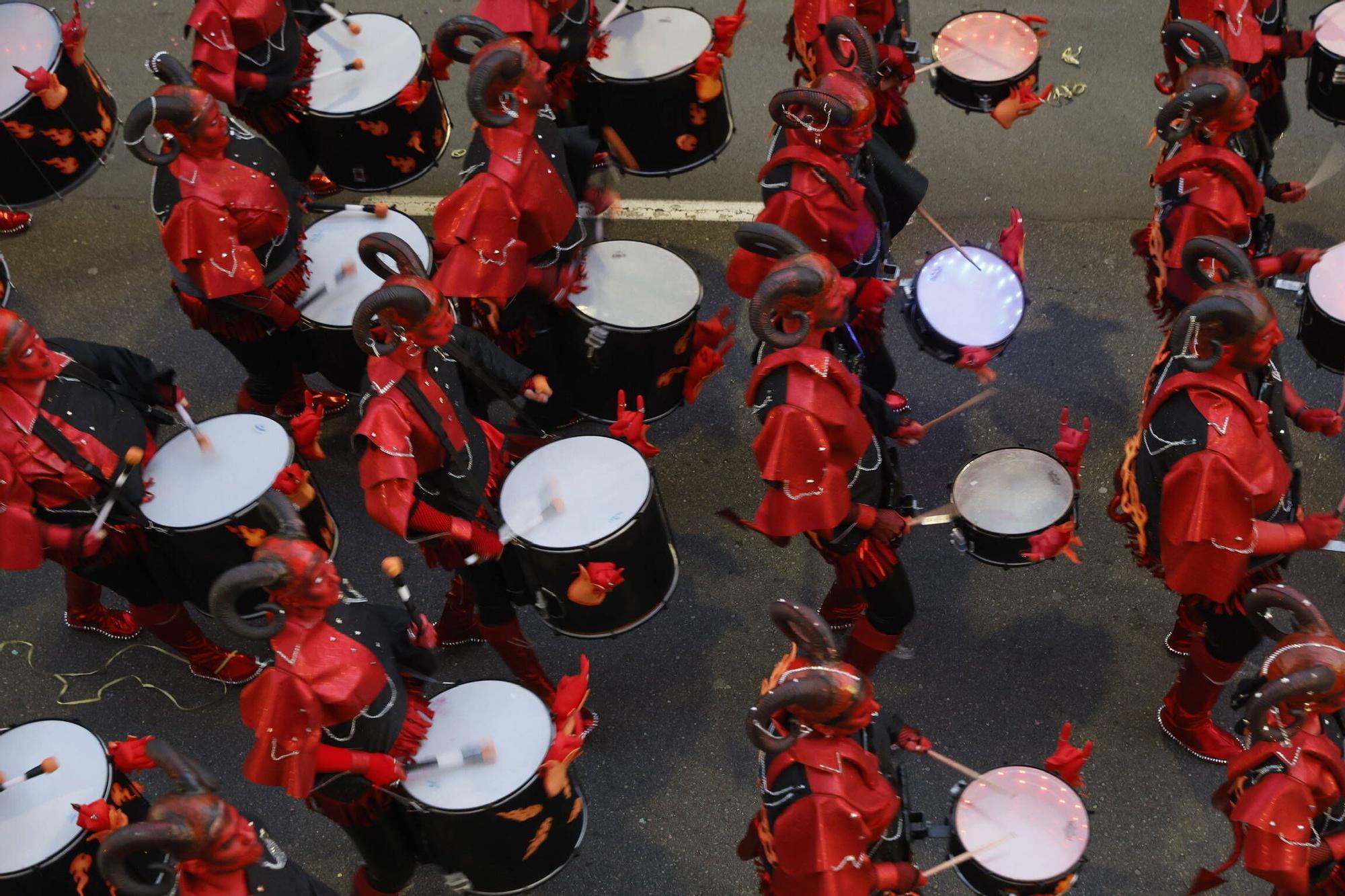 Así fue el multitudinario y espectacular desfile de Antroxu en Gijón (en imágenes)