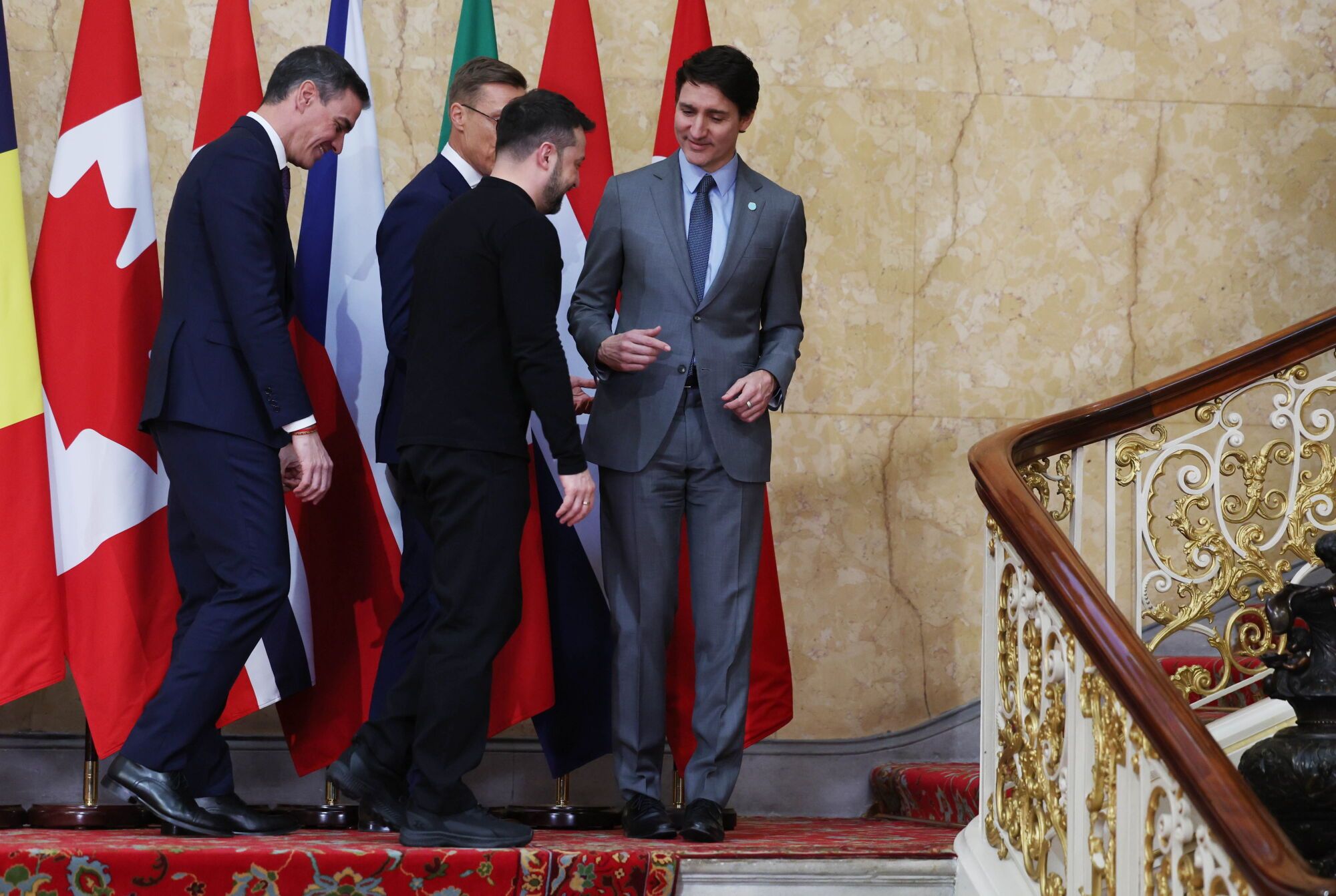 LONDON (United Kingdom), 02/03/2025.- (L-R) Spanish Prime Minister Pedro Sanchez, Finland's President Alexander Stubb, Ukraine's President Volodymyr Zelensky and Canadian Prime Minister Justin Trudeau chat as European leaders gather for a summit on Ukraine at Lancaster House in London, Britain, 02 March 2025. The British prime minister is hosting a summit of European leaders in London to discuss the ongoing war in Ukraine. (Finlandia, Ucrania, Reino Unido, Londres) EFE/EPA/NEIL HALL/POOL