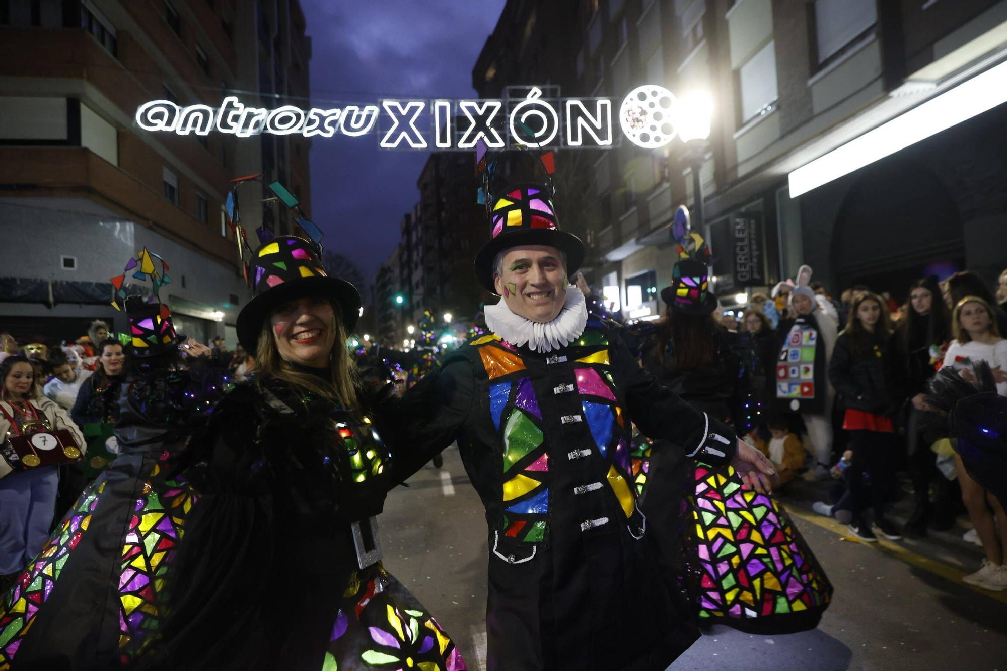 Así fue el multitudinario y espectacular desfile de Antroxu en Gijón (en imágenes)