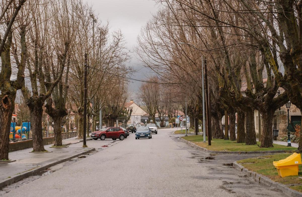 Vista de la calle principal de La Estación de El Espinar, en Segovia, donde hay activdado un protocolo de emergencias en el caso de que colapse la pantalla del embalse de El Tejo.