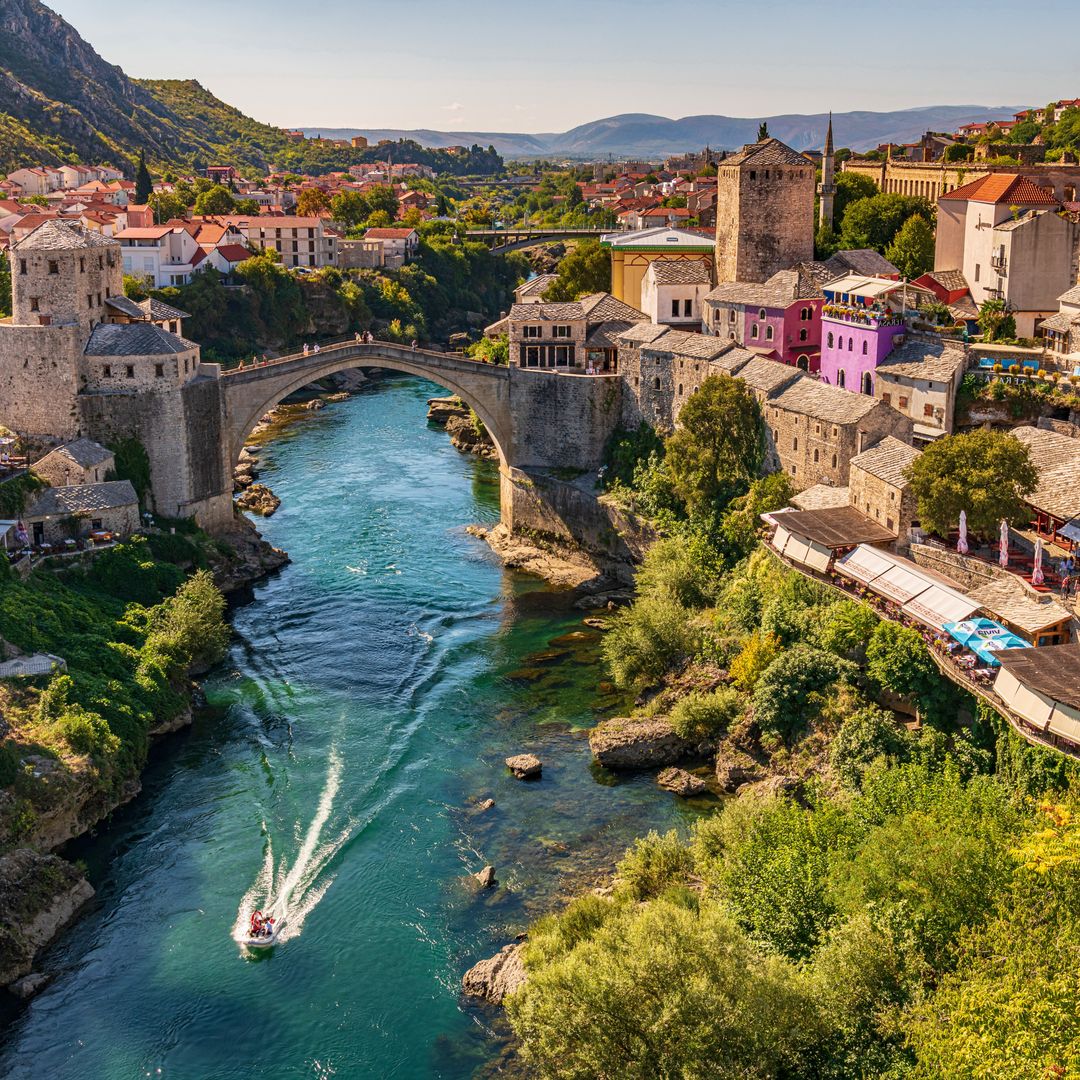 Ciudad medieval de Mostar y Puente Viejo en primer lugar, Bosnia Herzégovine