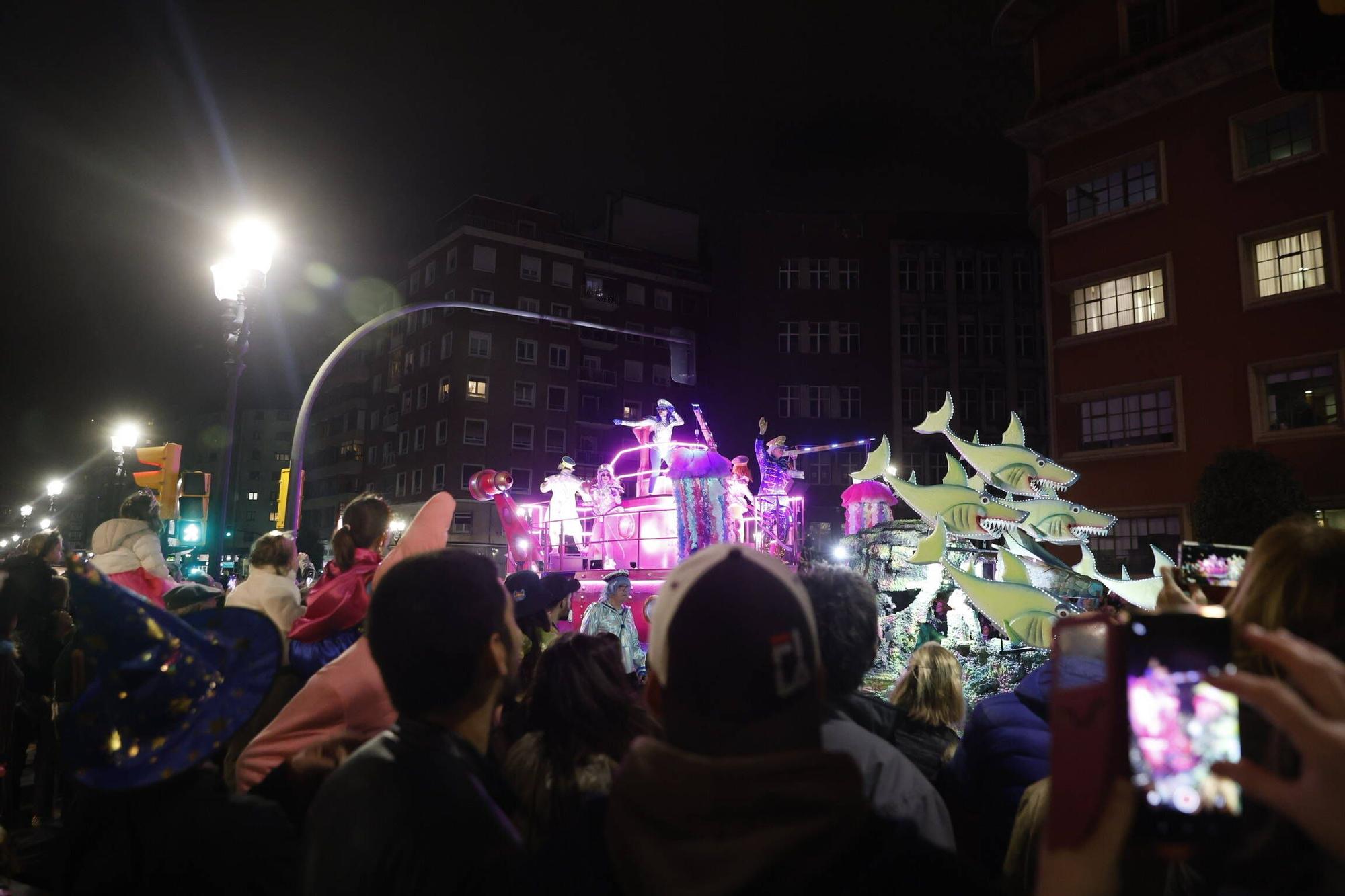 Así fue el multitudinario y espectacular desfile de Antroxu en Gijón (en imágenes)