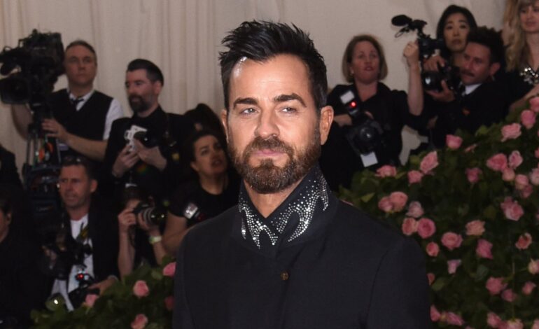 Sale a la luz que Justin Theroux y Nicole Brydon Bloom se casaron en secreto en agosto de 2024