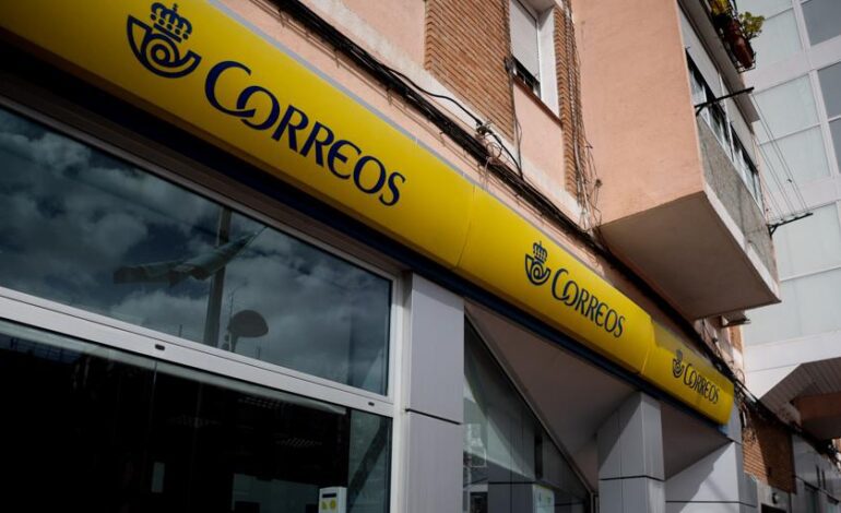 Correos alcanza un acuerdo con los sindicatos para garantizar el empleo y reubicar a los trabajadores