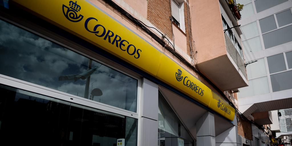 Correos alcanza un acuerdo con los sindicatos para garantizar el empleo y reubicar a los trabajadores