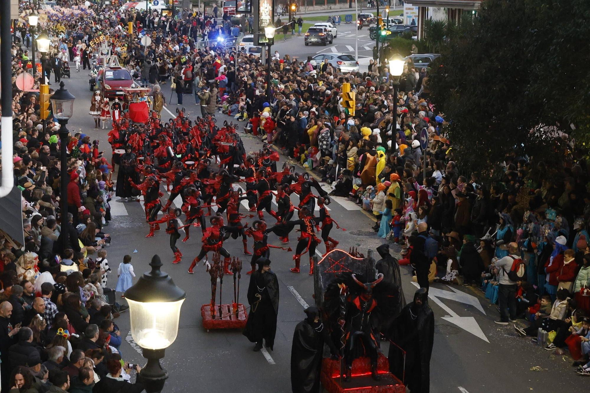 Así fue el multitudinario y espectacular desfile de Antroxu en Gijón (en imágenes)