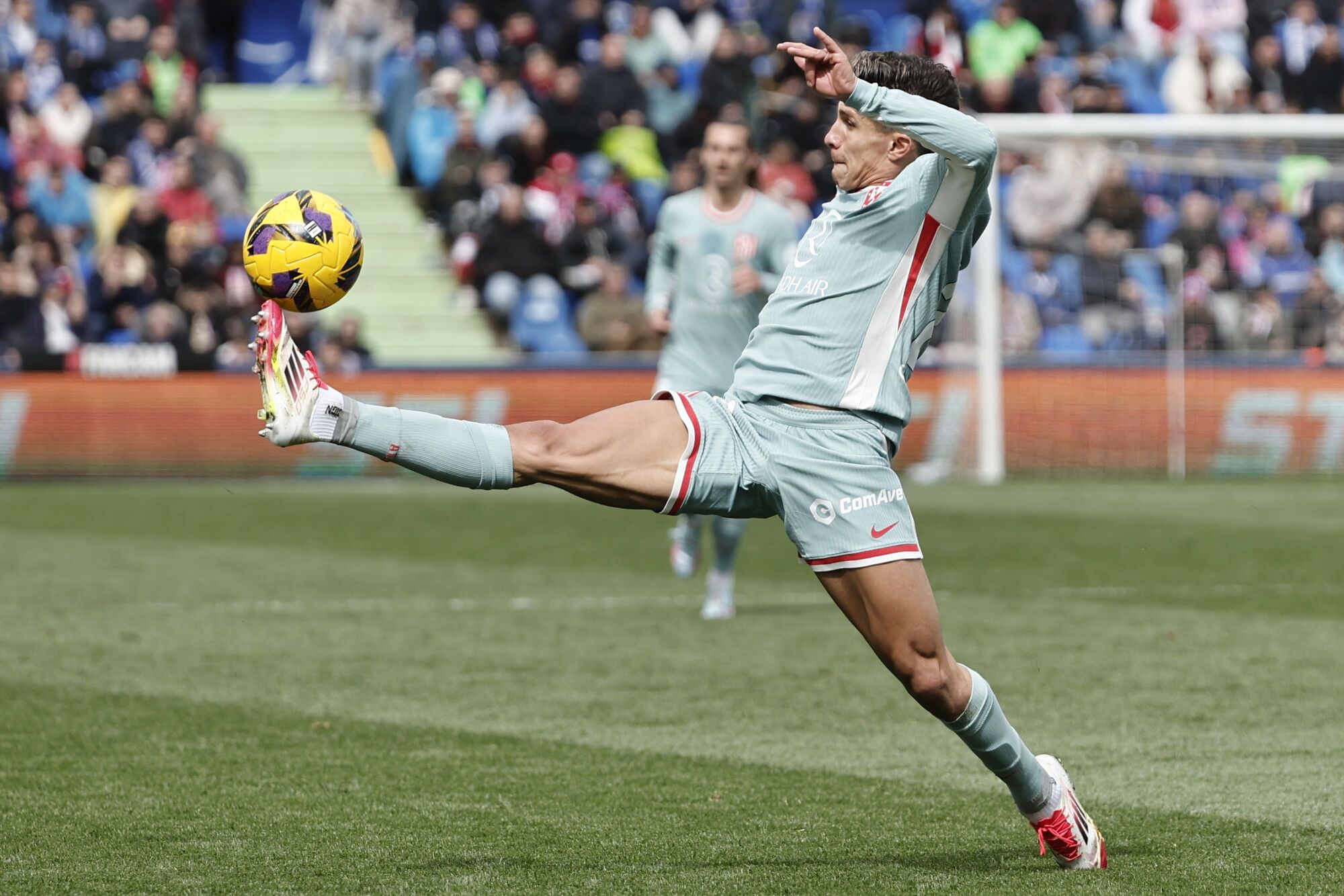 Getafe (Madrid), 09/03/2025.- El centrocampista del Atlético de Madrid Giuliano Simeone durante el partido del día 27 de la liga que juegan este domingo en el estadio GetAfe Colisum. Efe/Sergio Peréz