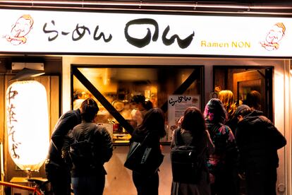 Varias personas hacen cola en un restaurante de ramen en el distrito de Gion de Kioto.