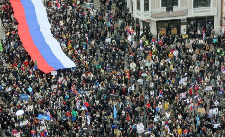 La oposición serbia interrumpe una sesión parlamentaria con bengalas y gases lacrimógenos