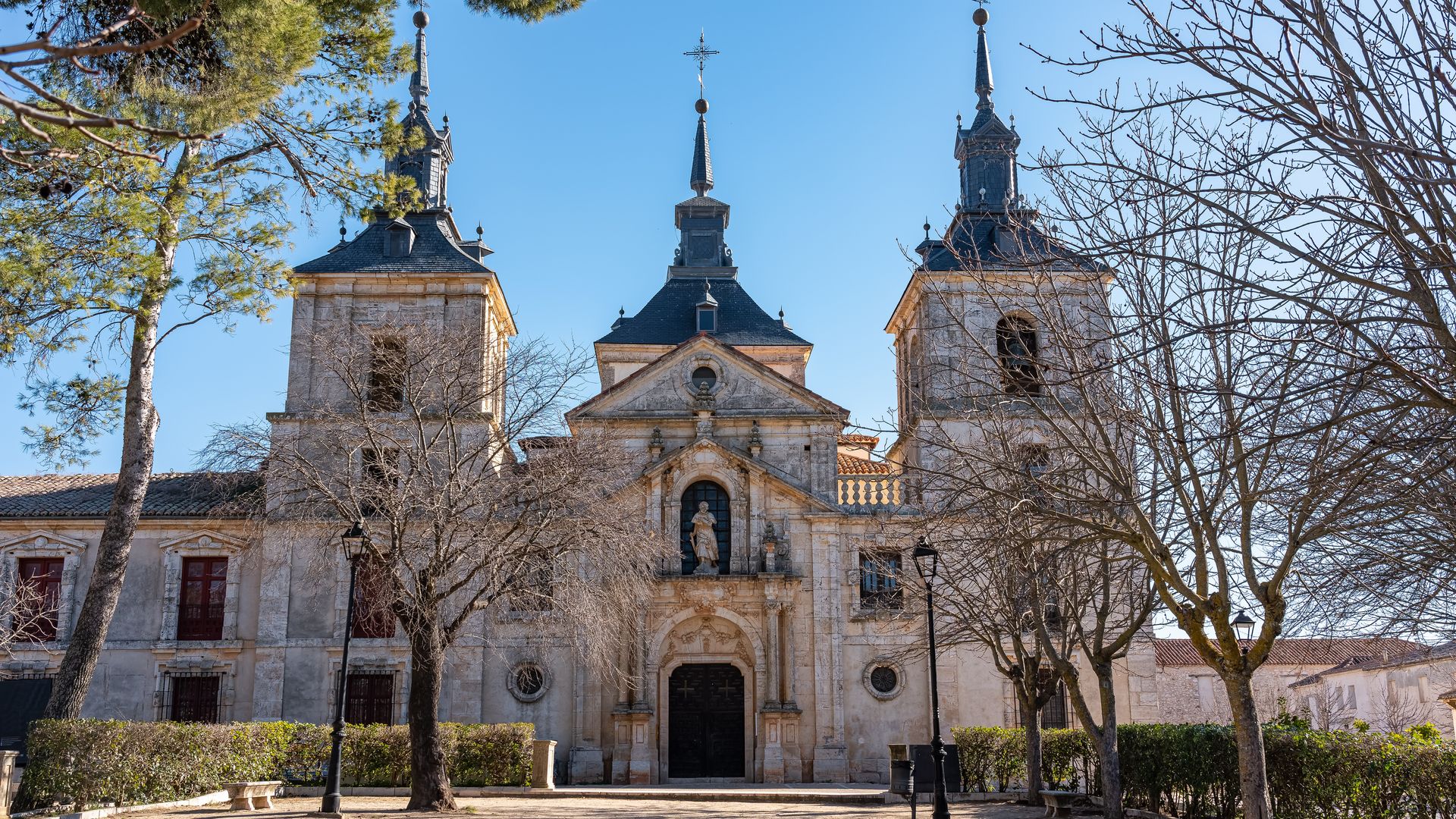 Iglesia y palacio cerca del parque en Nueva Villa Baztán de la comunidad de Madrid