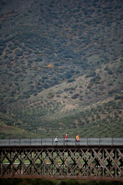 Varios senderistas en el puente Ferroviario Internacional del Águeda, parte del Camino de Hierro (Salamanca).