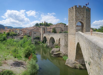 El Puente Viejo de Besalú, en Girona.