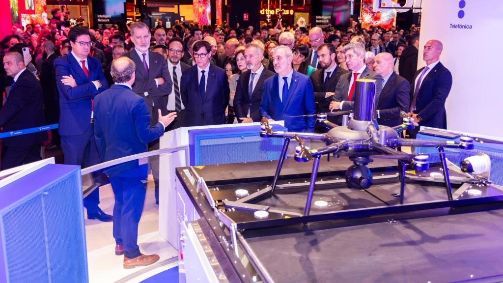 El rey Felipe VI visita el stand de Telefónica en el MWC 2025.