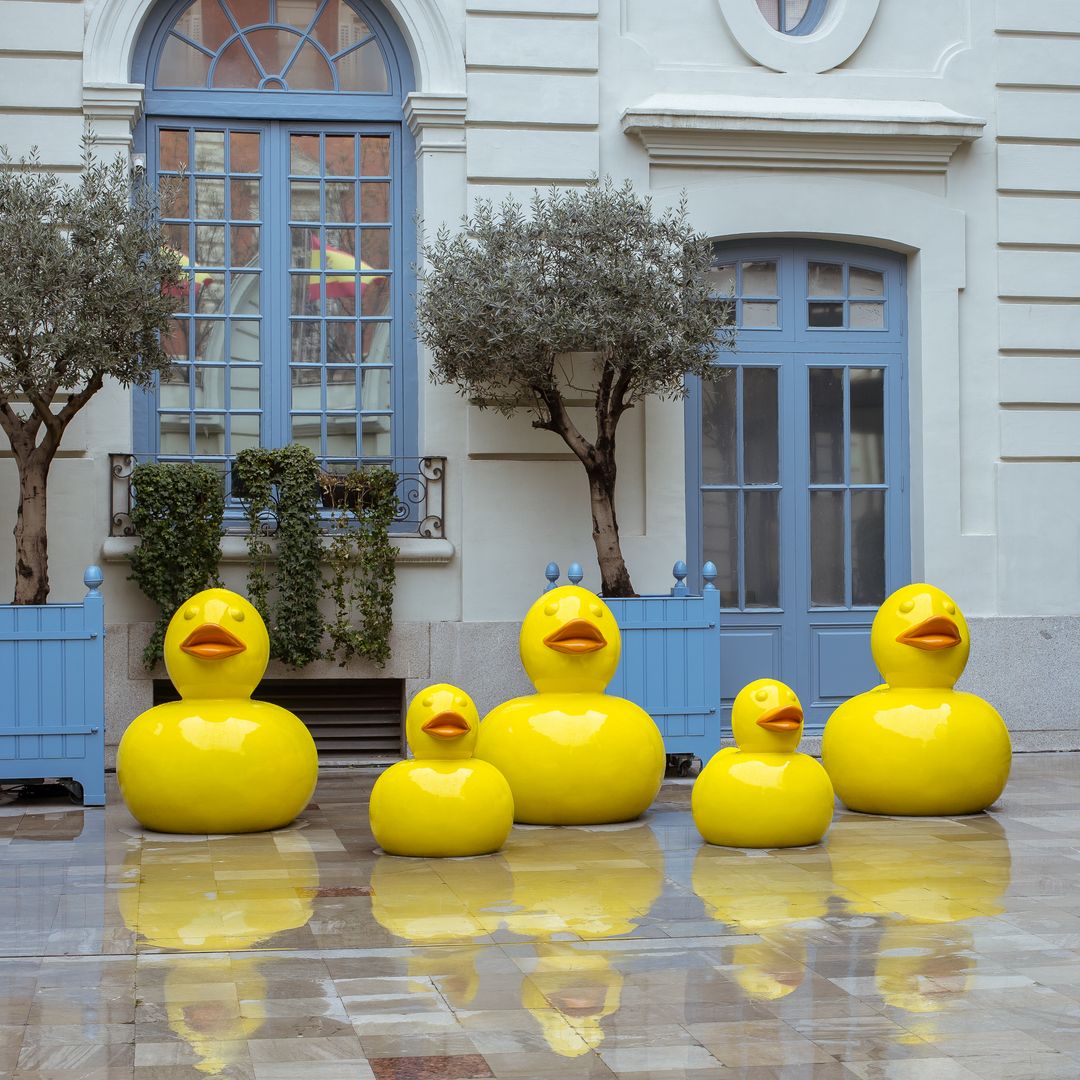 Esculturas de demostración en la entrada del Hotel Santo Mauro