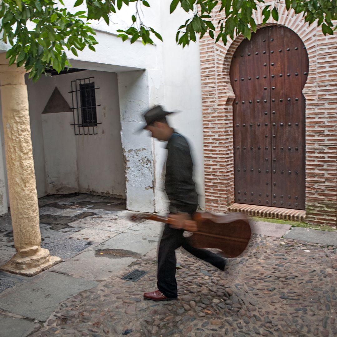 Ruelle del judío de Córdoba y músico caminando