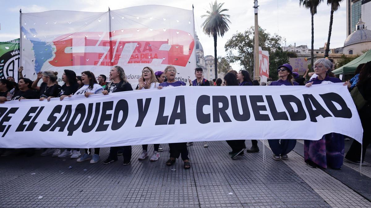 Milei reivindica su política «anti wok» y miles de mujeres salen a la calle a repudiarlo