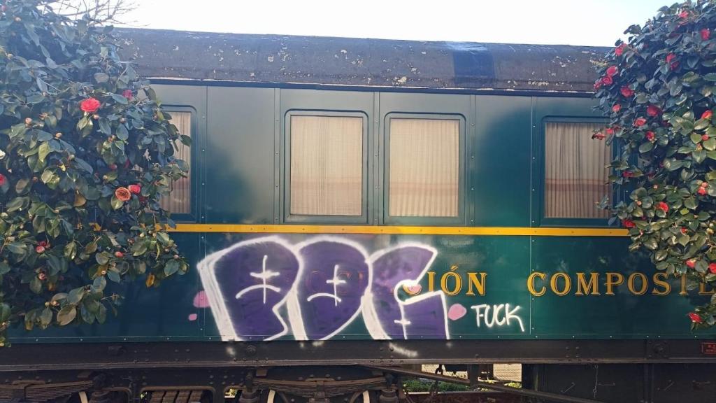 El graffiti que apareció hace unos días en el automóvil Verderón, sede de la Asociación de Ferrocarriles de Compostela de Amigos Do.