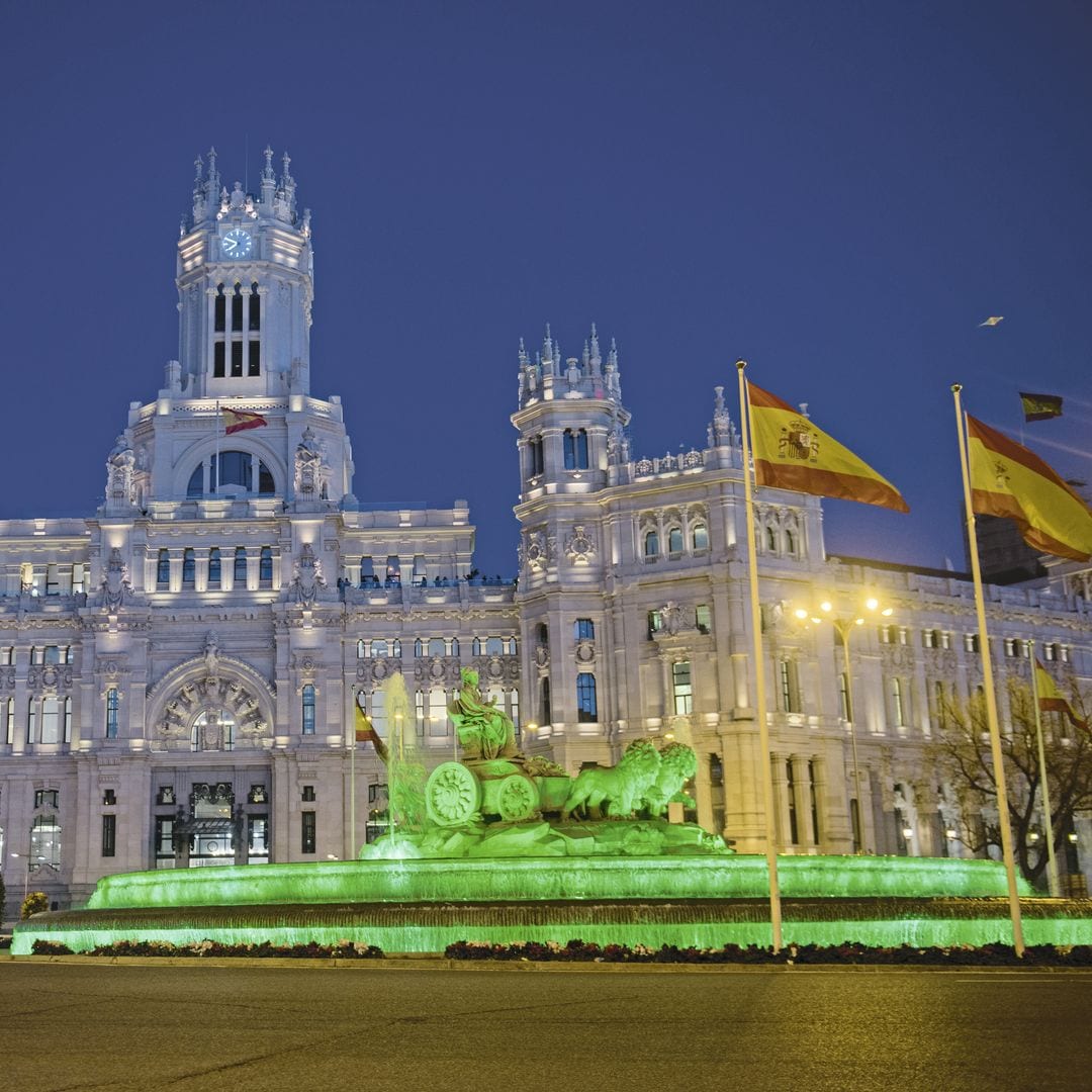 Fuente cibernética iluminada verde para celebrar la fiesta de Saint-Patricio en Madrid, en honor del santo irlandés