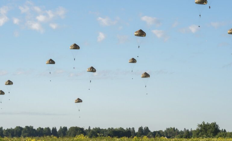 Paracaidistas marroquíes y franceses se entrenan juntos en Ben Guerir, la base más grande del país magrebí