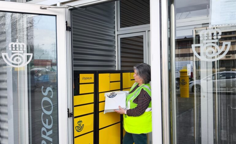 Correos reubicará a los 900 empleados afectados por el cierre de 36 centros y ofrece 2.100 excedencias voluntarias