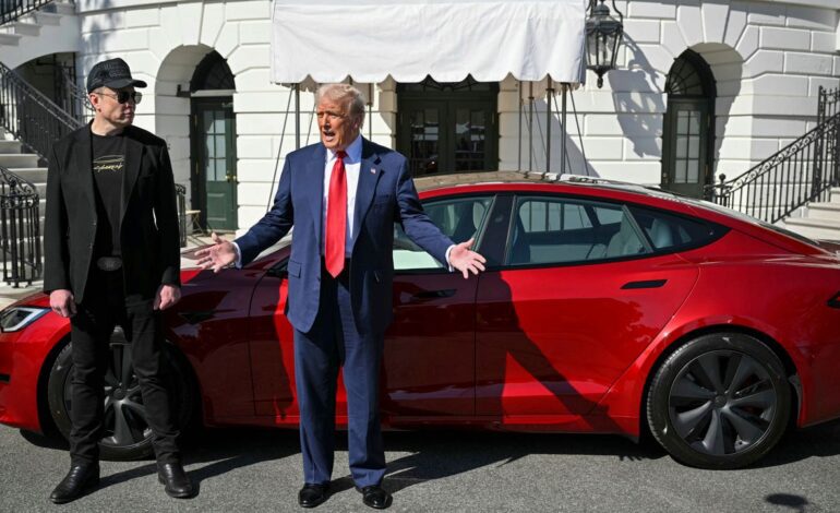 Trump sale en defensa de Musk y asegura que comprará un Tesla «como muestra de confianza y apoyo»