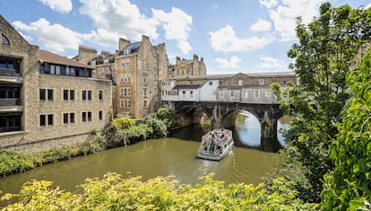 Un barco en el río Avon, mientras cruzaba el puente Pulleney, en el centro del baño.