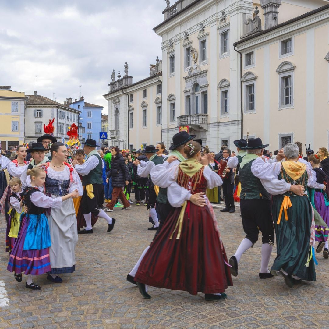 Bailes en Amicis Square, en Gorizia, durante la celebración de GO 2025