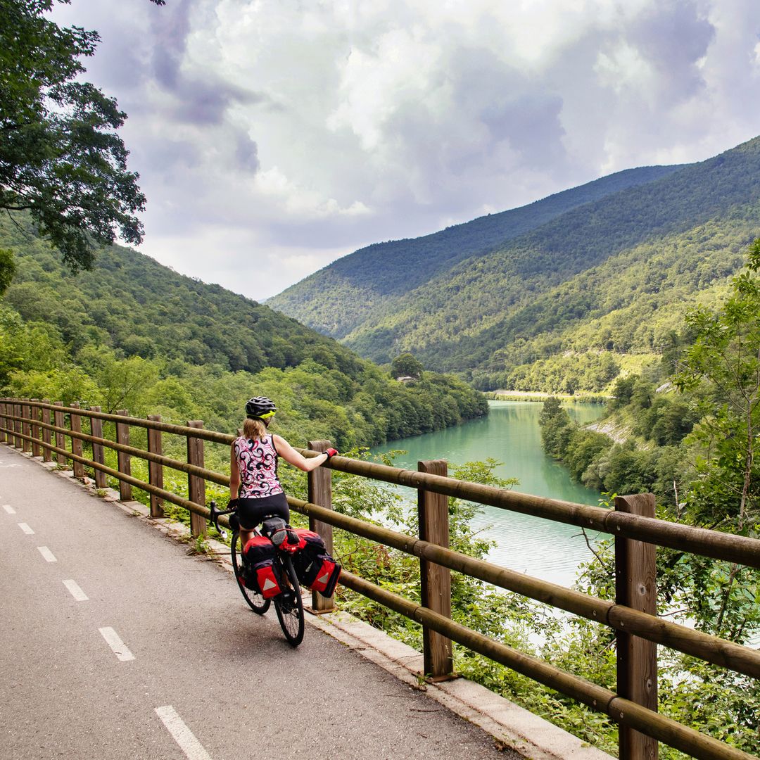 Ciclista de Ribera del Soca, Nova Gorica, Eslovenia