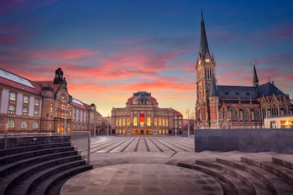 La plaza Chemnitz en la que se concentran su ópera y la Catedral Neo-Gótica de San Pedro. 