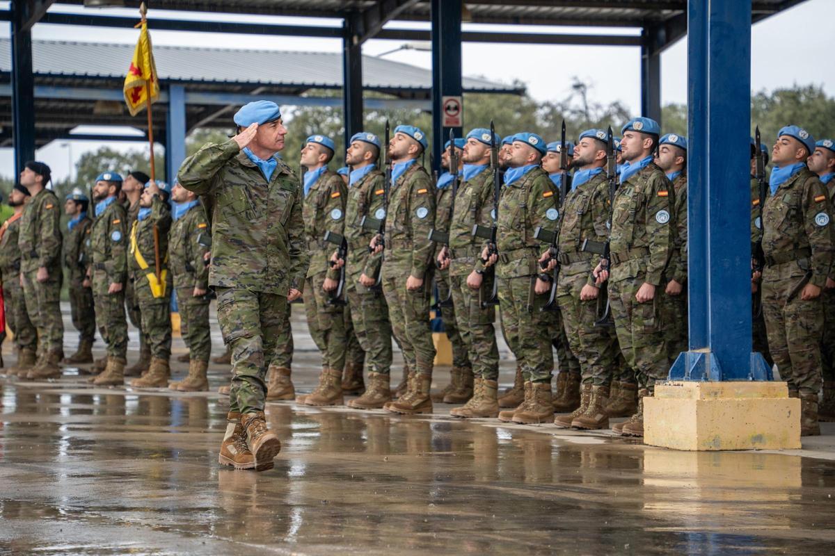 El general Fernando Ruiz Gómez pasa revista a los efectivos de la Brigada Guzmán el Bueno antes de partir hacia el Líbano, en noviembre.