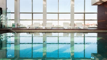 Piscina con calefacción del hotel Reina Petronila en Zaragoza.