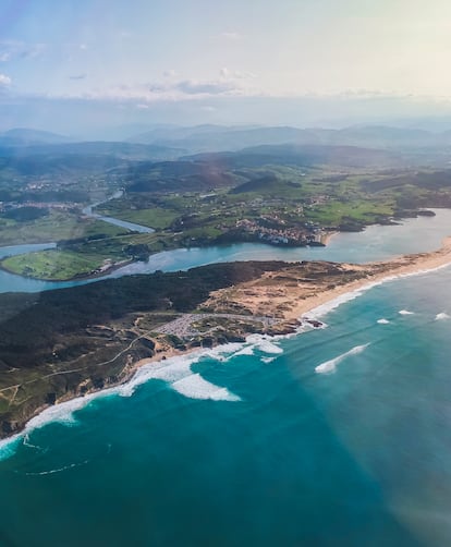 Vista aérea de la playa de Liencres y el estuario de PAS. 