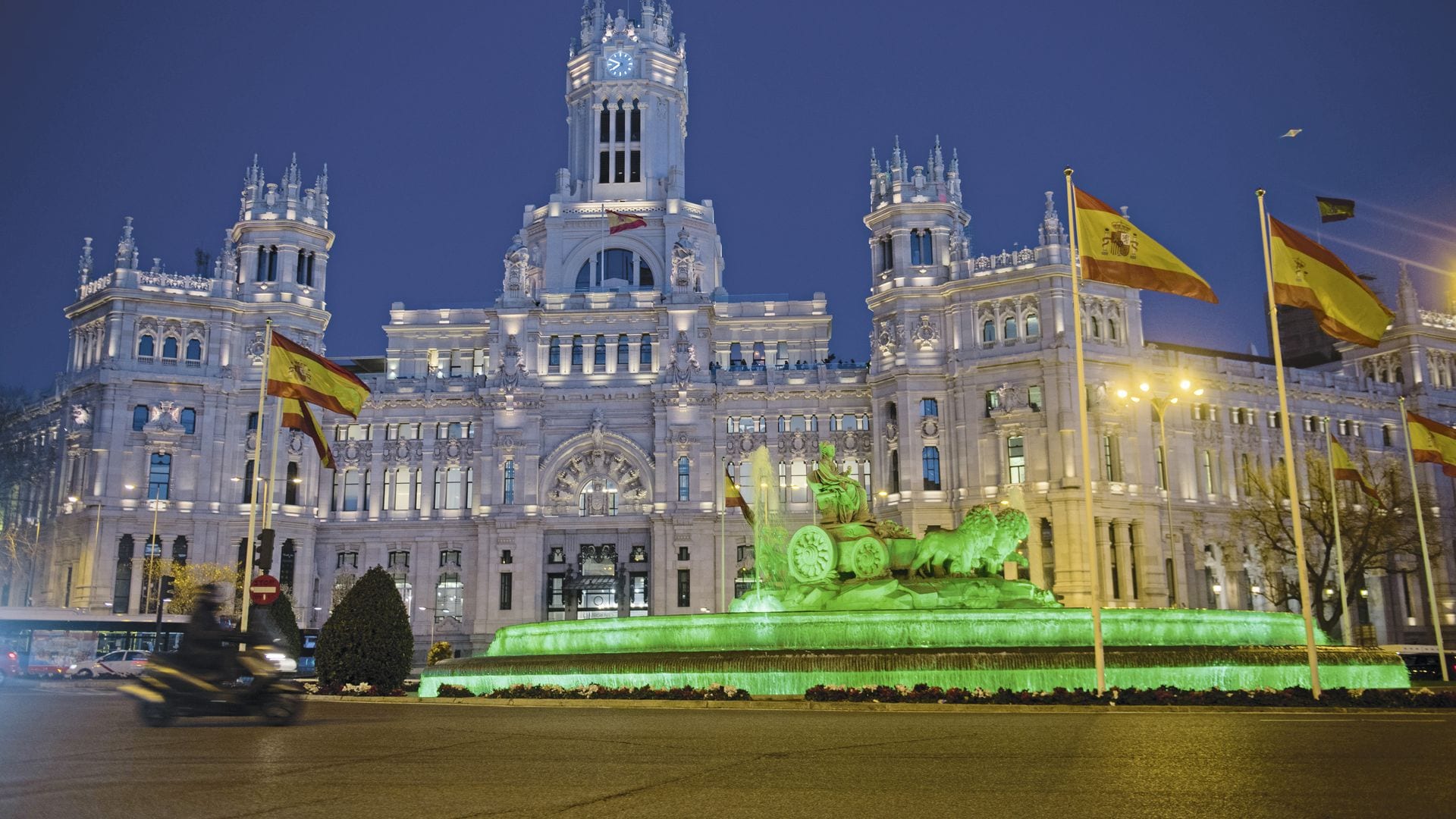 Fuente cibernética iluminada verde para celebrar la fiesta de Saint-Patricio en Madrid, en honor del santo irlandés