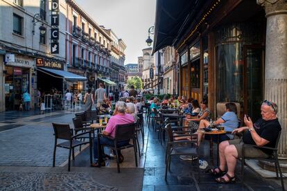 Bares y restaurantes en la gran calle en el distrito húmedo de León. 