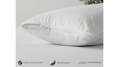 Tapa de almohada contra el fondo blanco.