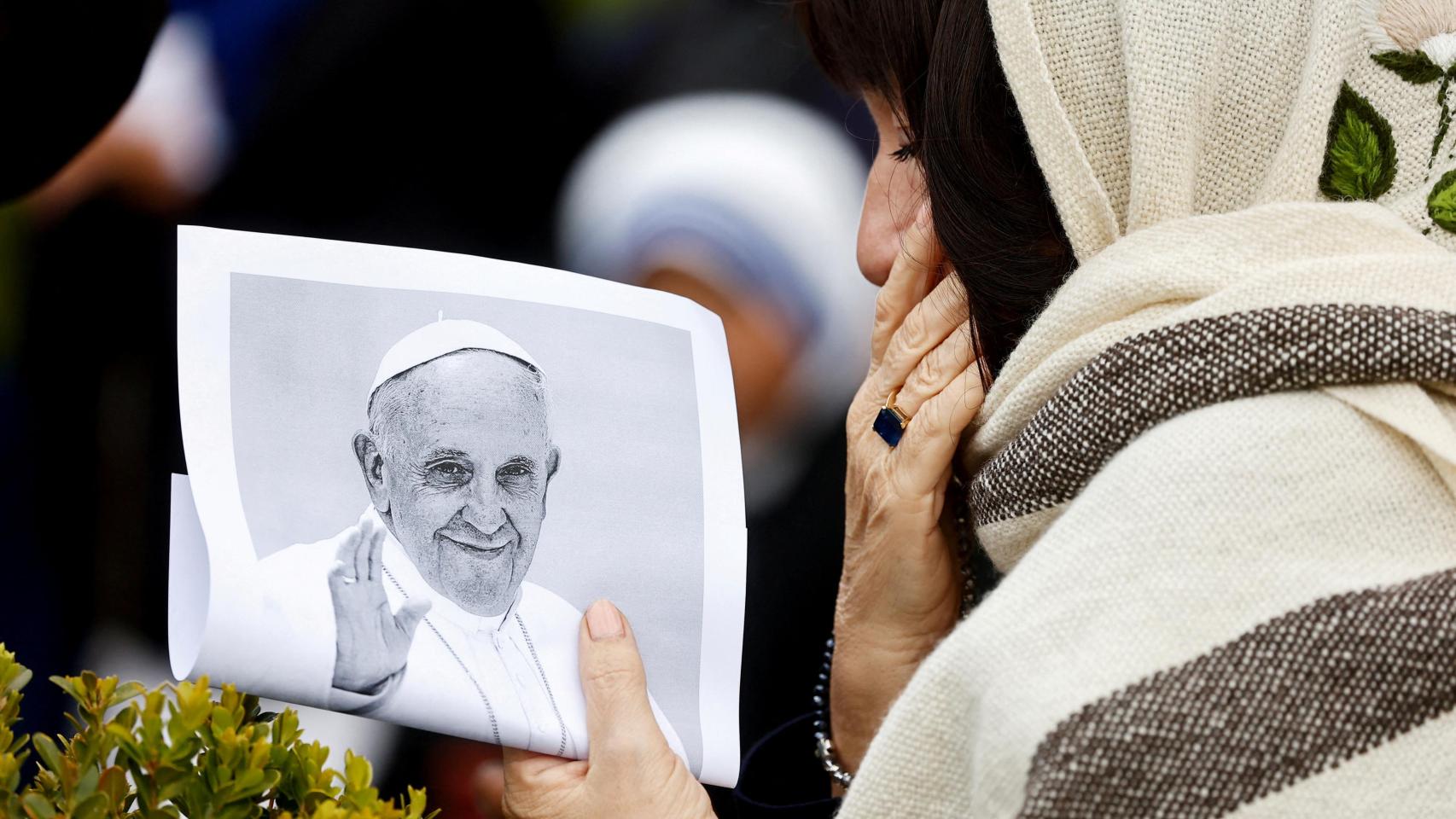 El Papa sigue con sus «leves mejorías» y requiere un menor flujo de oxígeno después de un mes ingresado en el Gemelli