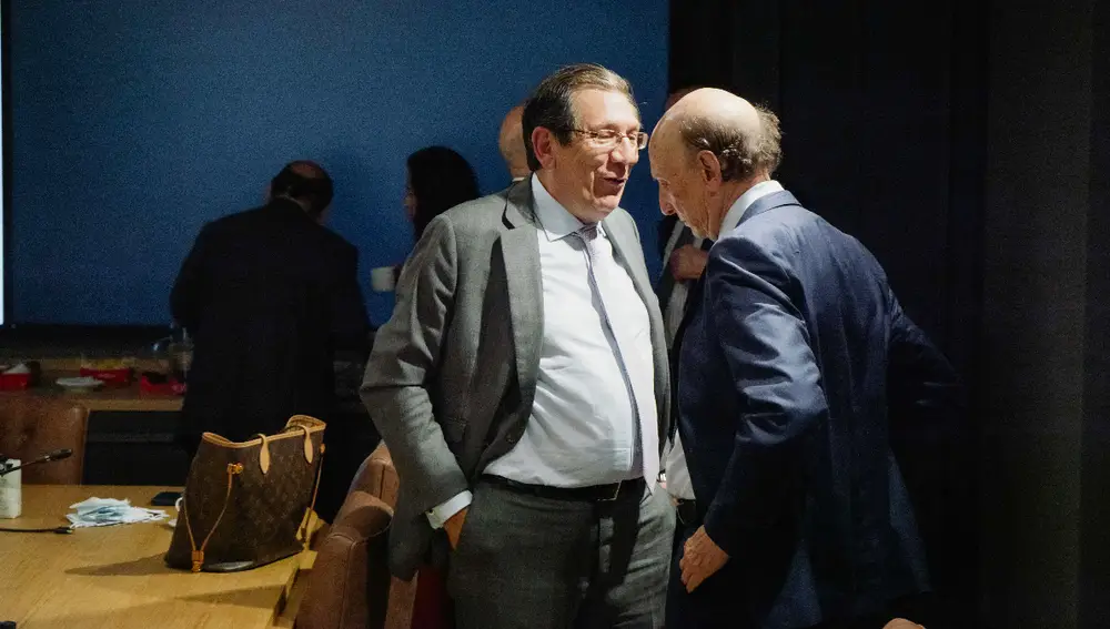 Enrique Arnaldo, Magistrado Constitucional, partiendo con el profesor Antonio Fernández de Buján y Fernández el día de la votación