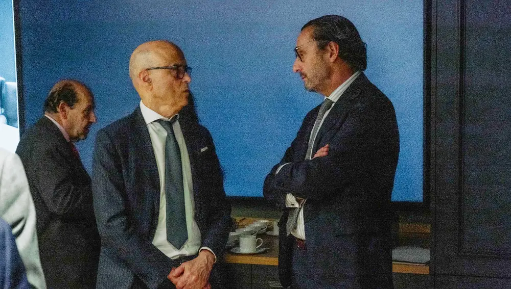 El presidente de E&J Group, Alejandro pintó, hablando con el presidente de Mutualidad, Enrique Sanz Fernández-Lomana, después de las deliberaciones