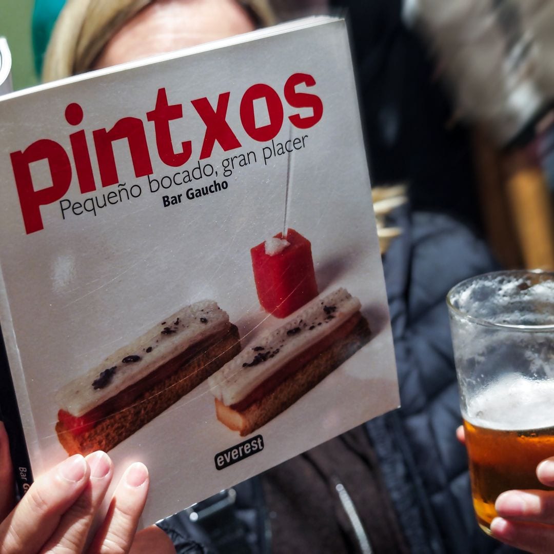 07 Pamplona, ​​con un libro de recetas del Gaucho Bar en el bar © Andrés Campos mismo