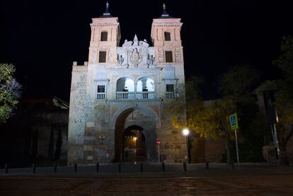 La puerta del Cambrón, iluminada.